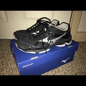 Used Mizuno volleyball shoes - size 10